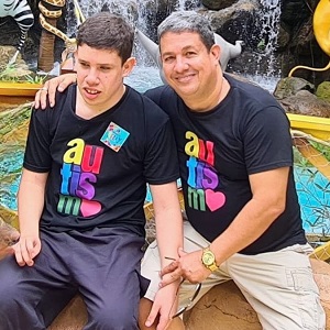 Serginho ao lado do filho aspas